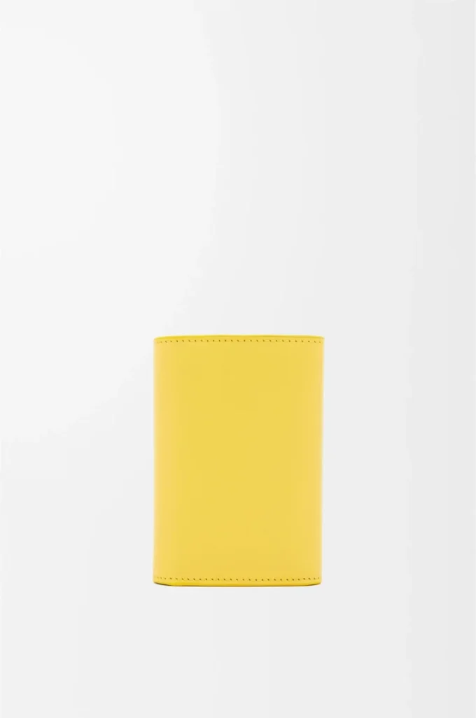 Cartera vertical pequeña Pebble en piel de becerro napa brillante Baby Corn Cartera vertical pequeña Pebble en piel de becerro napa brillante Baby Corn