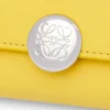 Cartera vertical pequeña Pebble en piel de becerro napa brillante Baby Corn Cartera vertical pequeña Pebble en piel de becerro napa brillante Baby Corn