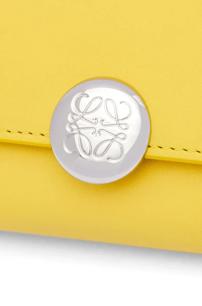 Cartera vertical pequeña Pebble en piel de becerro napa brillante Baby Corn Cartera vertical pequeña Pebble en piel de becerro napa brillante Baby Corn