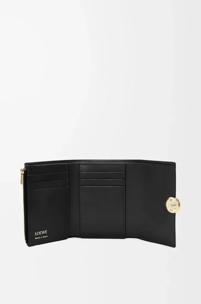 Cartera vertical pequeña Pebble en piel de becerro napa brillante Black Cartera vertical pequeña Pebble en piel de becerro napa brillante Black