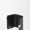 Cartera vertical pequeña Pebble en piel de becerro napa brillante Black Cartera vertical pequeña Pebble en piel de becerro napa brillante Black