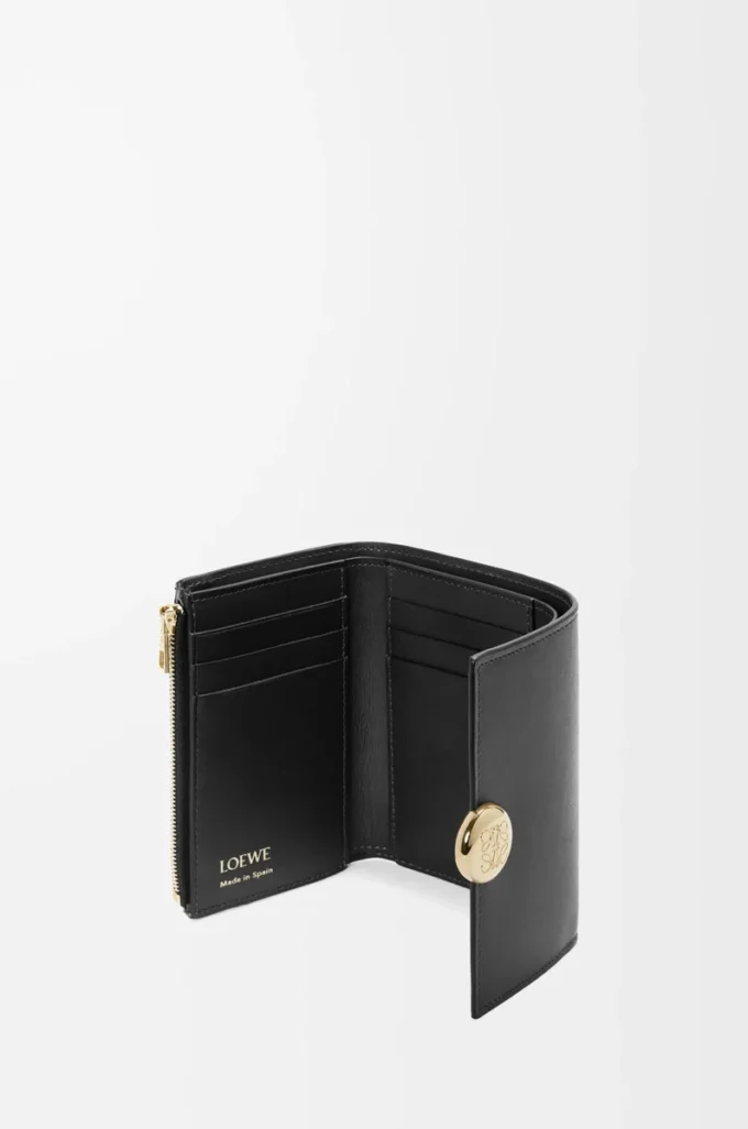 Cartera vertical pequeña Pebble en piel de becerro napa brillante Black Cartera vertical pequeña Pebble en piel de becerro napa brillante Black