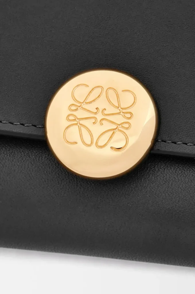 Cartera vertical pequeña Pebble en piel de becerro napa brillante Black Cartera vertical pequeña Pebble en piel de becerro napa brillante Black