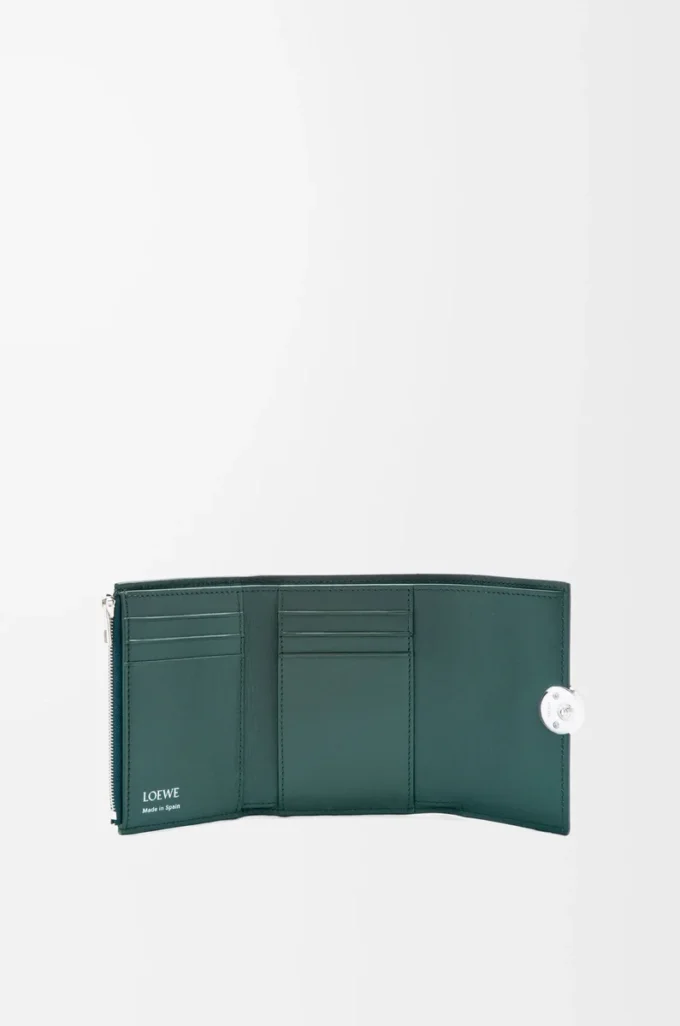 Cartera vertical pequeña Pebble en piel de becerro napa brillante Deep Forest Cartera vertical pequeña Pebble en piel de becerro napa brillante Deep Forest