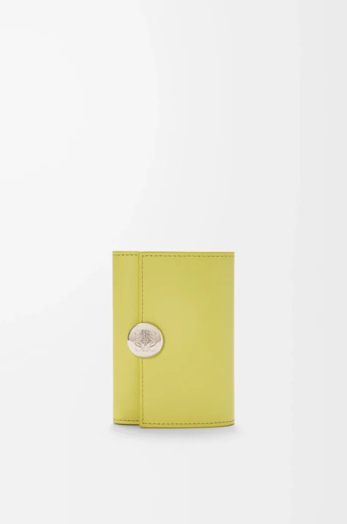 Cartera vertical pequeña Pebble en piel de becerro napa brillante Light Citrine Cartera vertical pequeña Pebble en piel de becerro napa brillante Light Citrine