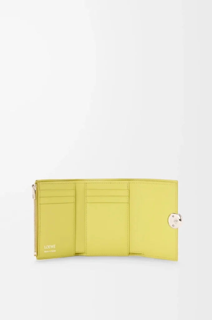 Cartera vertical pequeña Pebble en piel de becerro napa brillante Light Citrine Cartera vertical pequeña Pebble en piel de becerro napa brillante Light Citrine