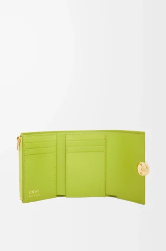 Cartera vertical pequeña Pebble en piel de becerro napa brillante Meadow Green