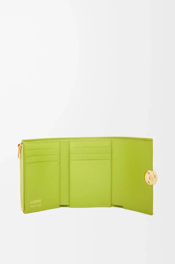 Cartera vertical pequeña Pebble en piel de becerro napa brillante Meadow Green