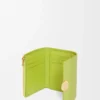 Cartera vertical pequeña Pebble en piel de becerro napa brillante Meadow Green
