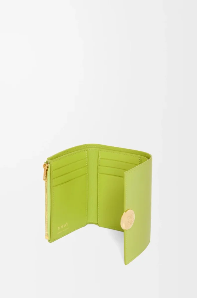 Cartera vertical pequeña Pebble en piel de becerro napa brillante Meadow Green