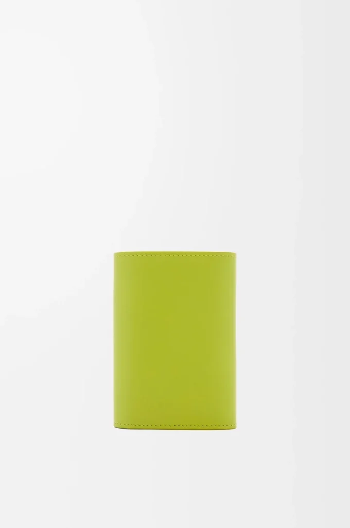 Cartera vertical pequeña Pebble en piel de becerro napa brillante Meadow Green