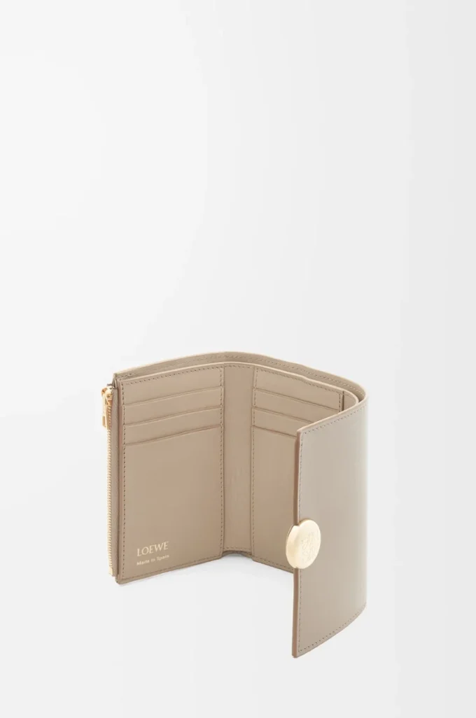 Cartera vertical pequeña Pebble en piel de becerro napa brillante Sand