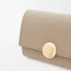 Cartera vertical pequeña Pebble en piel de becerro napa brillante Sand