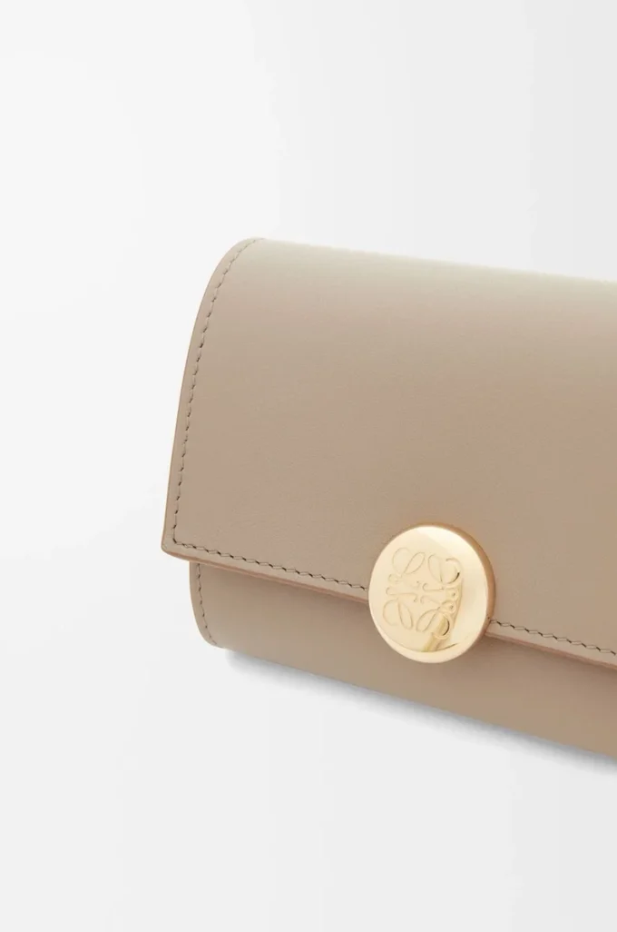 Cartera vertical pequeña Pebble en piel de becerro napa brillante Sand