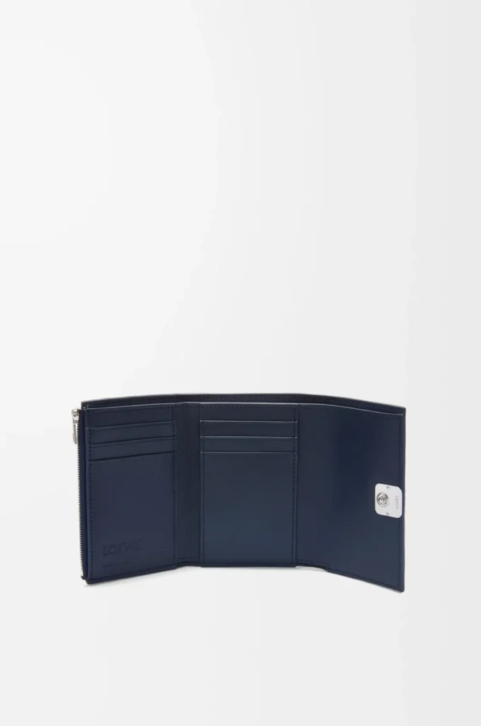 Cartera vertical pequeña Puffer Anagram en piel de becerro napa brillante azul marino oscuro Cartera vertical pequeña Puffer Anagram en piel de becerro napa brillante azul marino oscuro