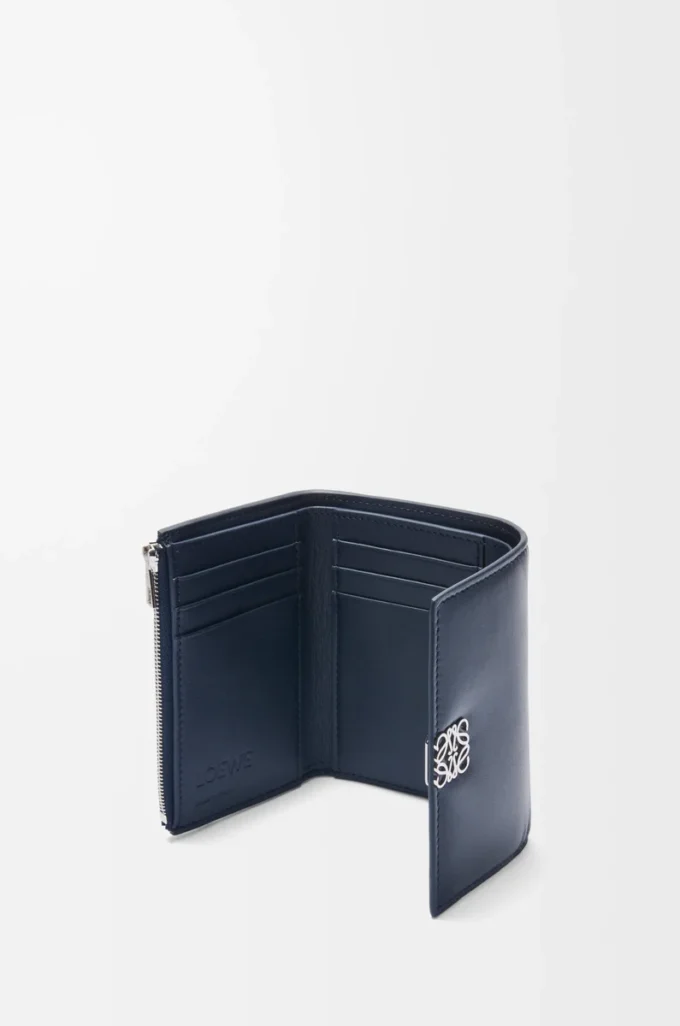 Cartera vertical pequeña Puffer Anagram en piel de becerro napa brillante azul marino oscuro Cartera vertical pequeña Puffer Anagram en piel de becerro napa brillante azul marino oscuro