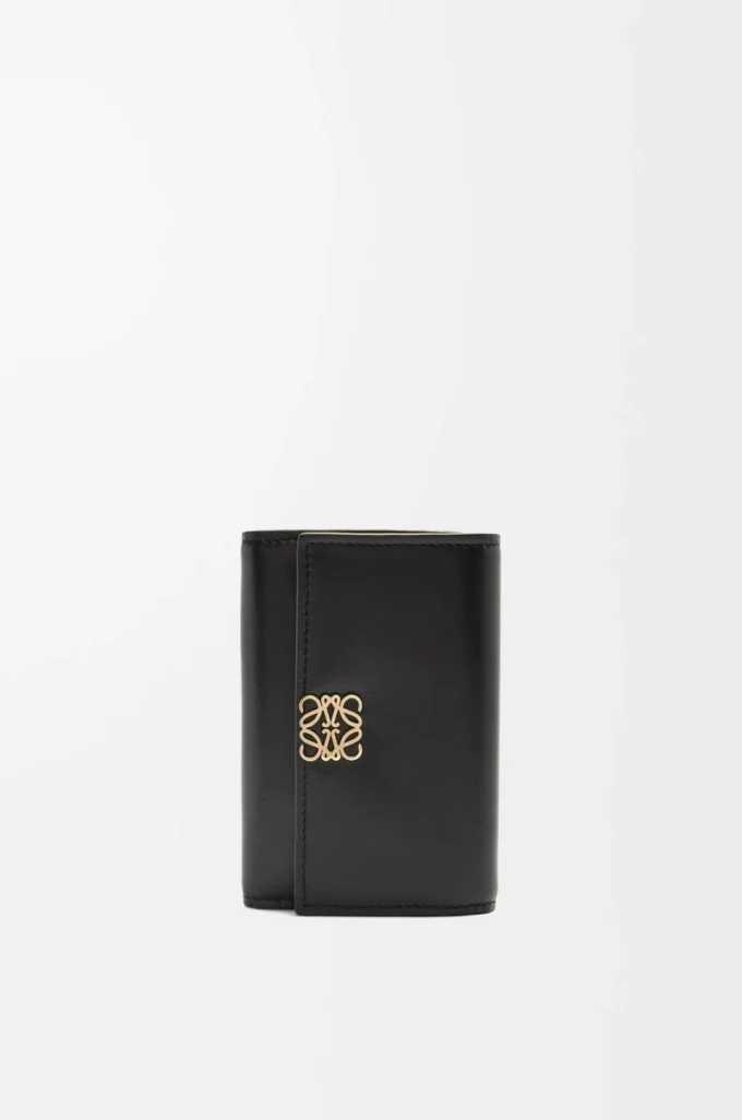 Cartera vertical pequeña Puffer Anagram en piel de becerro napa brillante, color negro Cartera vertical pequeña Puffer Anagram en piel de becerro napa brillante, color negro
