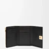 Cartera vertical pequeña Puffer Anagram en piel de becerro napa brillante, color negro Cartera vertical pequeña Puffer Anagram en piel de becerro napa brillante, color negro