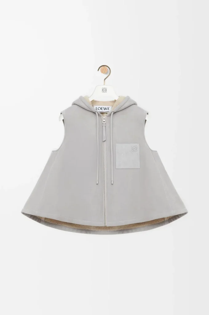 Chaleco con capucha en piel de oveja gris claro jaspeado Chaleco con capucha en piel de oveja gris claro jaspeado
