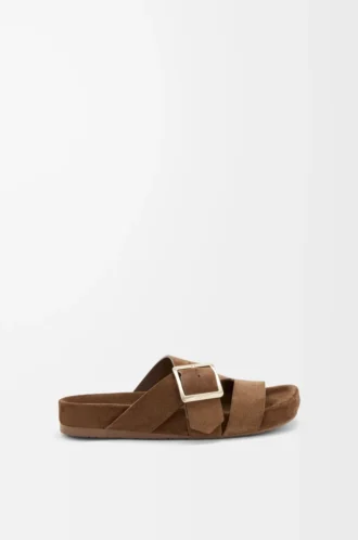 Chanclas con hebilla en ante marrón