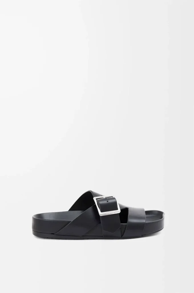 Chanclas Ease Buckle de piel de becerro curtida vegetalmente, color negro Chanclas Ease Buckle de piel de becerro curtida vegetalmente, color negro