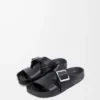 Chanclas Ease Buckle de piel de becerro curtida vegetalmente, color negro Chanclas Ease Buckle de piel de becerro curtida vegetalmente, color negro