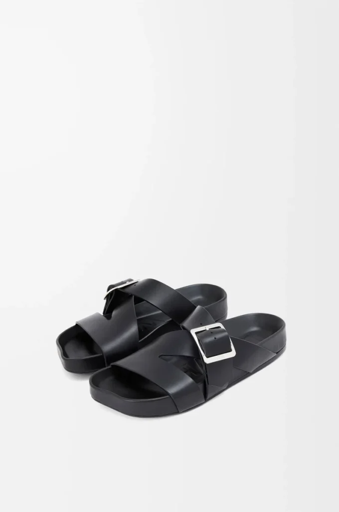 Chanclas Ease Buckle de piel de becerro curtida vegetalmente, color negro Chanclas Ease Buckle de piel de becerro curtida vegetalmente, color negro