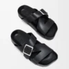Chanclas Ease Buckle de piel de becerro curtida vegetalmente, color negro Chanclas Ease Buckle de piel de becerro curtida vegetalmente, color negro