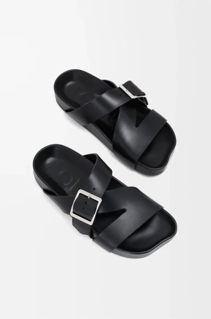 Chanclas Ease Buckle de piel de becerro curtida vegetalmente, color negro Chanclas Ease Buckle de piel de becerro curtida vegetalmente, color negro