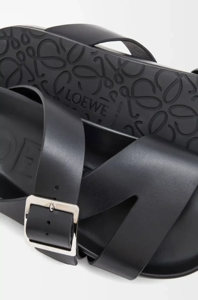 Chanclas Ease Buckle de piel de becerro curtida vegetalmente, color negro Chanclas Ease Buckle de piel de becerro curtida vegetalmente, color negro