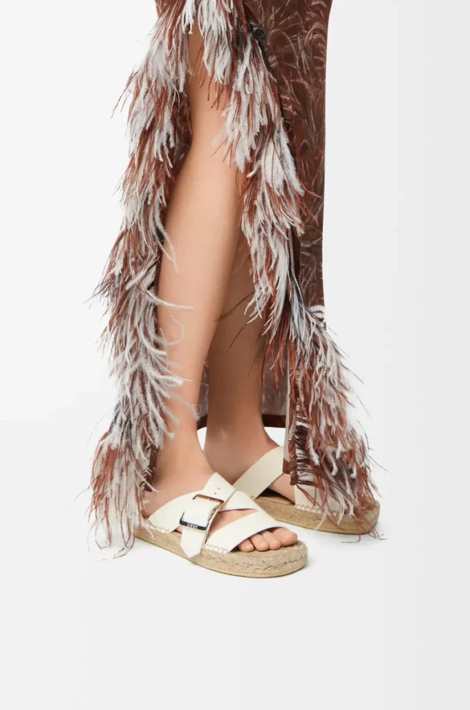 Chanclas espadrilles con forma de pétalo en suave piel de becerro. Blanco