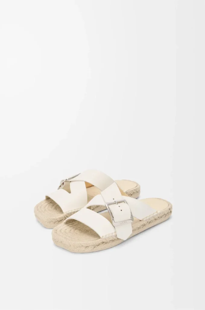 Chanclas espadrilles con forma de pétalo en suave piel de becerro. Blanco