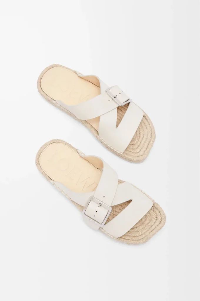 Chanclas espadrilles con forma de pétalo en suave piel de becerro. Blanco
