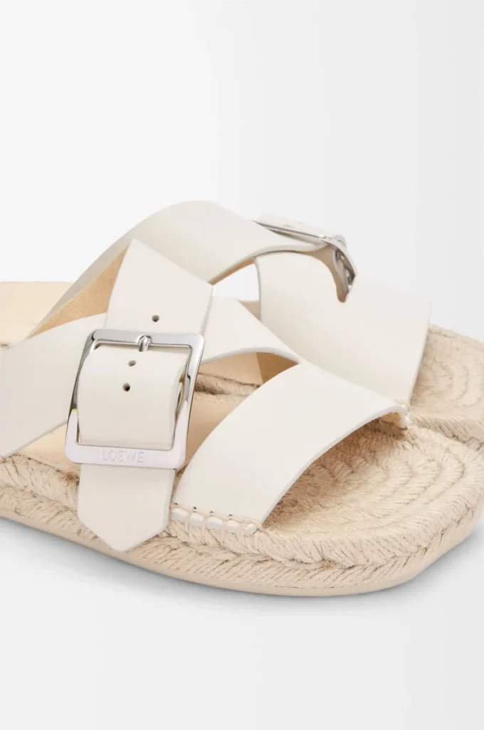 Chanclas espadrilles con forma de pétalo en suave piel de becerro. Blanco