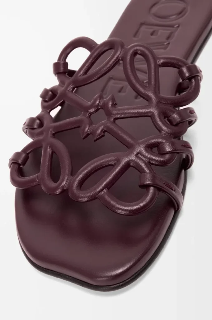 Chanclas Petal Anagram de piel de becerro suave Burdeos oscuro Chanclas Petal Anagram de piel de becerro suave Burdeos oscuro