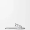 Chanclas Petal Anagram de piel de cordero laminada. Color plata. Chanclas Petal Anagram de piel de cordero laminada. Color plata.