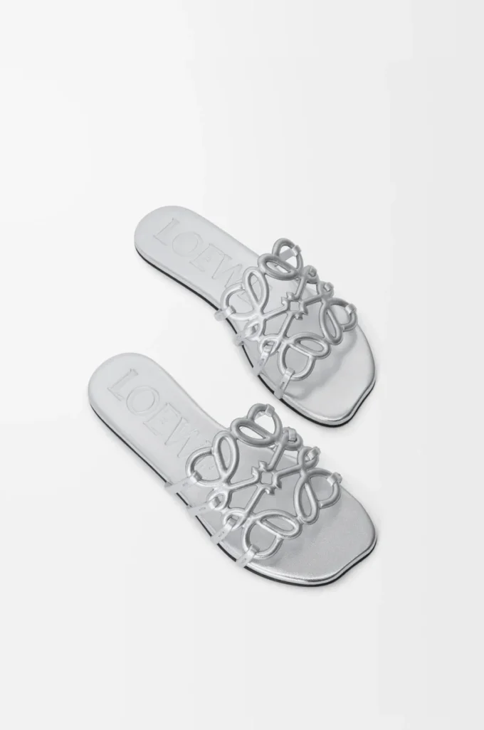 Chanclas Petal Anagram de piel de cordero laminada. Color plata. Chanclas Petal Anagram de piel de cordero laminada. Color plata.