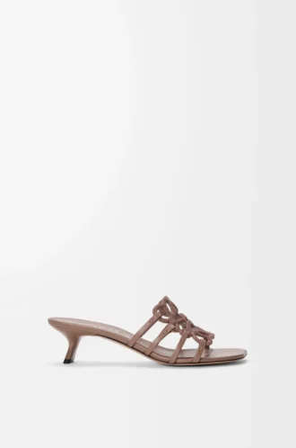 Chanclas Petal Anagram en ante adornadas con pedrería, color marrón claro