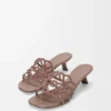 Chanclas Petal Anagram en ante adornadas con pedrería, color marrón claro Chanclas Petal Anagram en ante adornadas con pedrería, color marrón claro