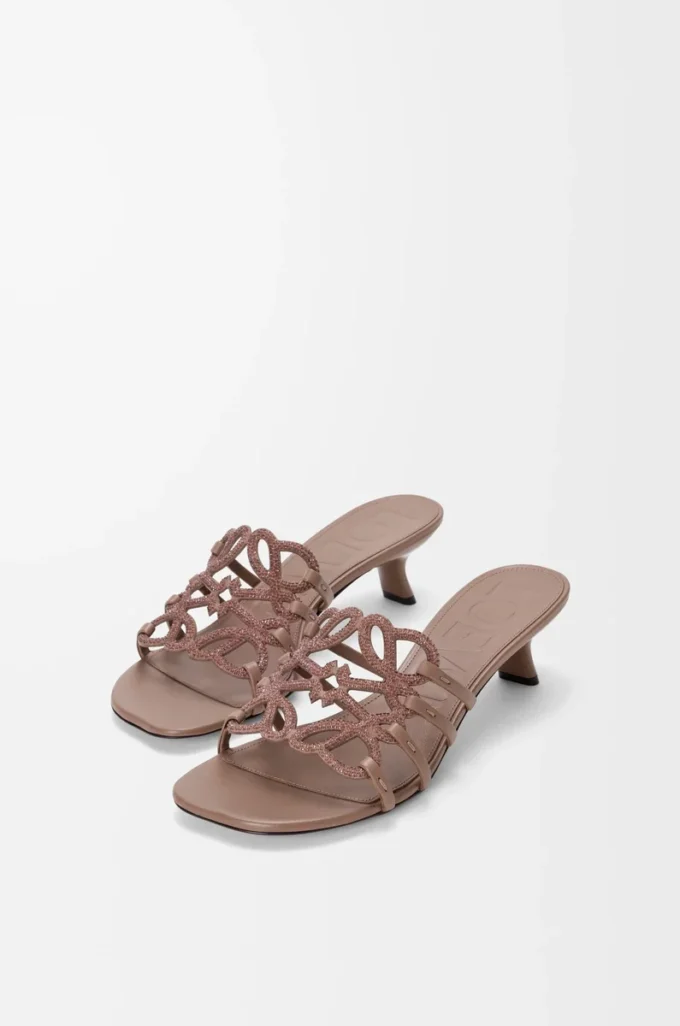 Chanclas Petal Anagram en ante adornadas con pedrería, color marrón claro Chanclas Petal Anagram en ante adornadas con pedrería, color marrón claro