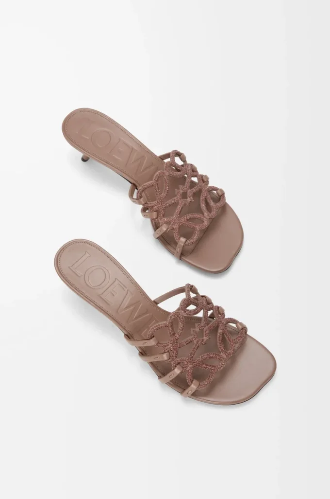 Chanclas Petal Anagram en ante adornadas con pedrería, color marrón claro Chanclas Petal Anagram en ante adornadas con pedrería, color marrón claro