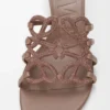 Chanclas Petal Anagram en ante adornadas con pedrería, color marrón claro Chanclas Petal Anagram en ante adornadas con pedrería, color marrón claro
