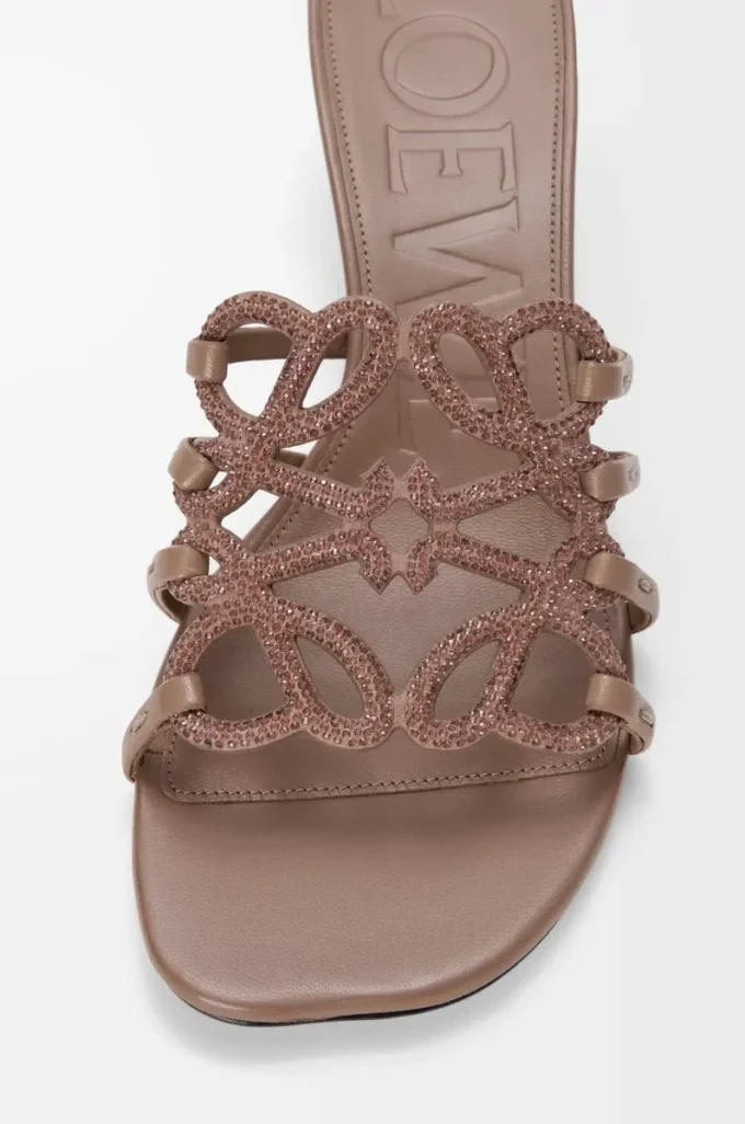 Chanclas Petal Anagram en ante adornadas con pedrería, color marrón claro Chanclas Petal Anagram en ante adornadas con pedrería, color marrón claro