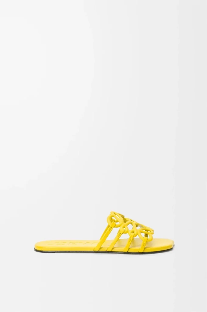 Chanclas Petal Anagram en piel de becerro suave amarilla Chanclas Petal Anagram en piel de becerro suave amarilla