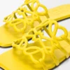 Chanclas Petal Anagram en piel de becerro suave amarilla Chanclas Petal Anagram en piel de becerro suave amarilla