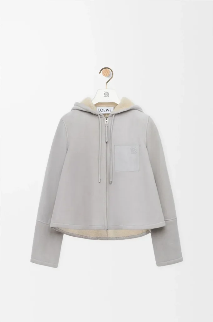Chaqueta con capucha en piel de oveja gris claro jaspeado Chaqueta con capucha en piel de oveja gris claro jaspeado