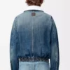 Chaqueta con cremallera en denim azul. Chaqueta con cremallera en denim azul.