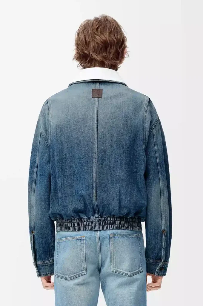 Chaqueta con cremallera en denim azul. Chaqueta con cremallera en denim azul.