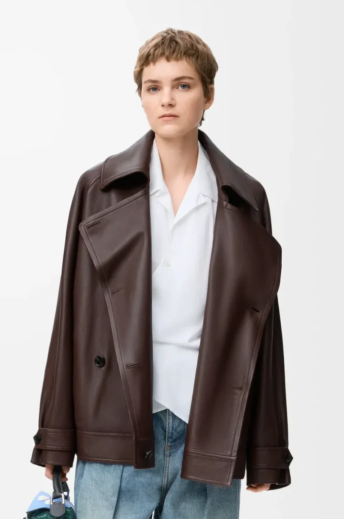 Chaqueta con lazo en piel de cordero napa color chocolate oscuro Chaqueta con lazo en piel de cordero napa color chocolate oscuro