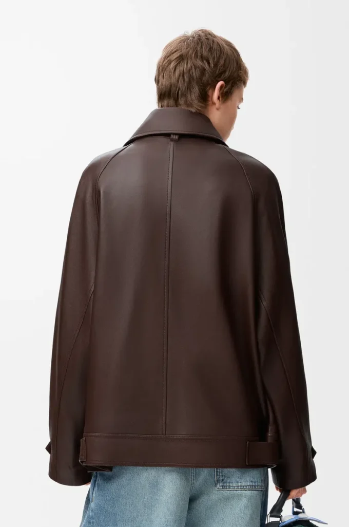 Chaqueta con lazo en piel de cordero napa color chocolate oscuro Chaqueta con lazo en piel de cordero napa color chocolate oscuro